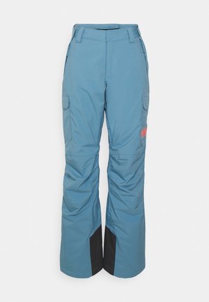 Blauwe outdoorbroek met zijzakken, verstevigde zwarte enkelpanelen en een klein rood logo op de linker dij.