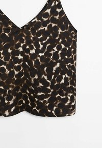 Haut sans manches à col en V avec motif léopard irrégulier marron et noir sur fond clair.