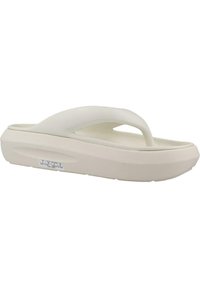 Sandalia de flip-flop blanca con una parte superior de goma suave, una tira en forma de Y en los dedos y una suela gruesa y acolchada. Etiqueta visible en el lado.