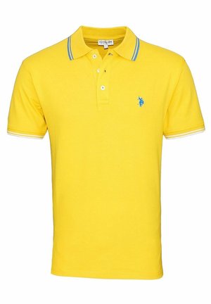 Polo shirt jaune à manches courtes avec logo brodé bleu sur la poitrine et col et bords de manches rayés bleus, boutonné au cou.