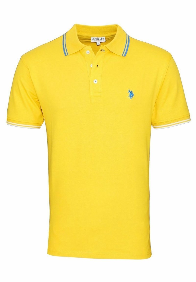 Polo shirt jaune à manches courtes avec logo brodé bleu sur la poitrine et col et bords de manches rayés bleus, boutonné au cou.