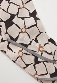 Écharpe en soie rose clair ornée d'un motif floral en marron foncé et beige, avec une bordure grise et le nom de la marque "Furla" imprimé en blanc.