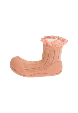 Zapato calcetín para bebé en suave rosa con tejido acanalado, suela de goma, puntera redondeada y adorno de encaje fruncido en el tobillo.