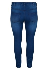 Jeans de mezclilla azul delgados con una cintura alta, dos bolsillos traseros y una textura suave, mostrando un lavado oscuro y un mínimo desvanecimiento.