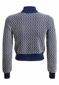 Marineblauer Pullover mit weißem geometrischem Muster, geripptem Kragen und Bündchen, kurzer Länge und strukturiertem Strickmaterial. Rückansicht dargestellt.