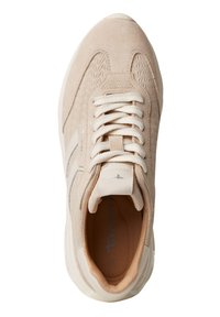 Baskets en daim beige avec dessus texturé, lacets blancs et semelle intérieure souple. Comprend un logo embossé et une semelle intermédiaire contrastante.