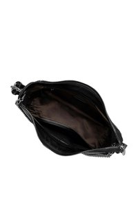 Clutch de cuero negro con exterior texturizado y herrajes plateados. El cierre de cremallera revela un interior suave y oscuro con múltiples compartimentos.
