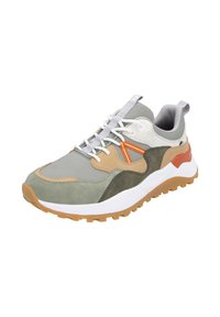 Baskets grises et beiges avec une semelle épaisse, en daim et en maille, accents orange et lacets blancs épais. Elles présentent un bout arrondi et une semelle texturée.