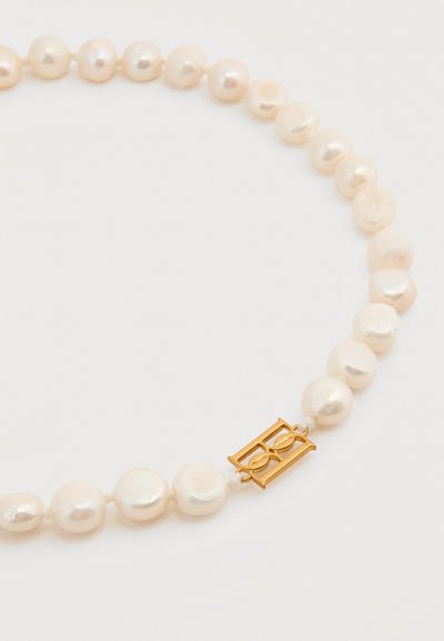 Σειρά ακανόνιστων στρογγυλών λευκών μαργαριταριών με χρυσό ορθογώνιο κούμπωμα που διαθέτει σχέδιο διπλού δακτυλίου που ενώνονται.