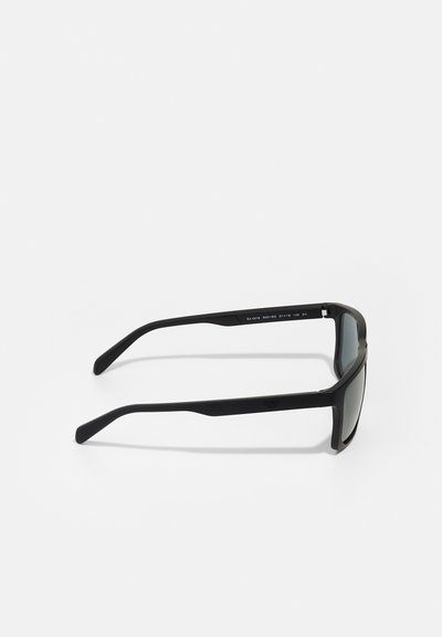 Ochelari de soare negri cu un design elegant, rectangular, având lentile gri nuanțate și un finisaj mat pe rame și brațe.