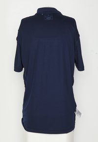 T-shirt sportif Adidas bleu marine à manches courtes montré de dos, avec un col et une étiquette de taille visible à l'intérieur du col.