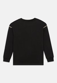 Garā piedurkne melna T-kreklu, izgatavota no kokvilnas, ar apaļu kaklu un vienu krēmkrāsas akcentu līniju gar plecu šuvēm. Gluda tekstūra.