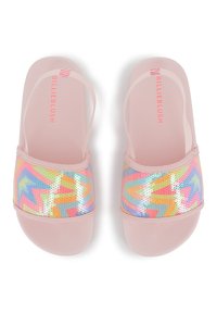 Roze slippers met een geribbelde rubberen zool en een kleurrijke, met pailletten versierde band met zigzagpatronen in pastelkleuren. Logo "BILLIEBLUSH" weergegeven.