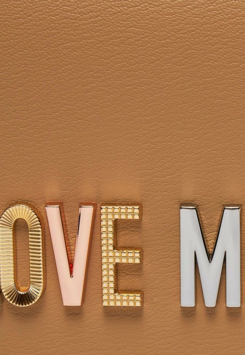 Love Moschino Across body bag - cognac - Zalando
