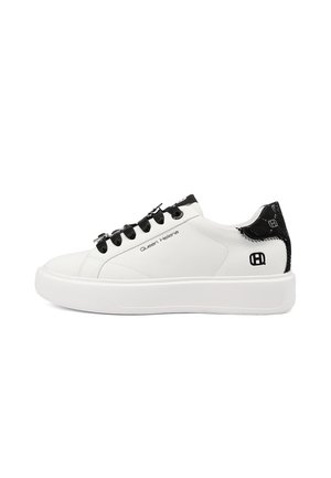 Sneaker bianca bassa con lacci neri e linguetta sul tallone, marchio "Queen Helena" sul lato e suola spessa bianca.
