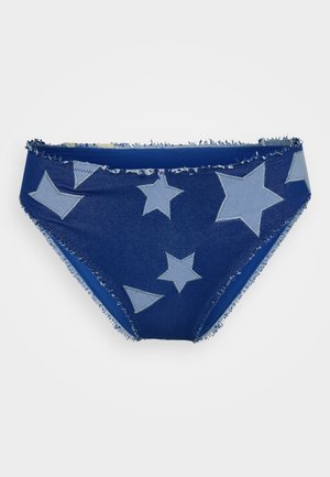 Marinblå bikiniunderdel med fransade kanter, prydd med ljusblå stjärnaccessoarer och geometriska former. Tillverkad av mjukt denim-liknande tyg.