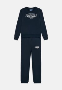 Dunkelblaues Sweatshirt und passende Jogginghosen, beide aus weichem Stoff. Das Sweatshirt hat ein weißes Textlogo; die Jogginghose hat ein Logo-Detail in der Nähe der Tasche.