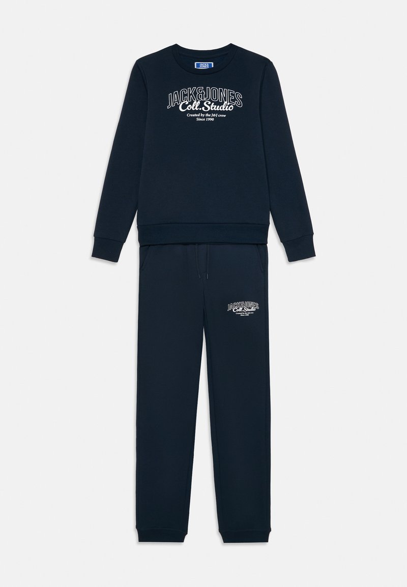 Dunkelblaues Sweatshirt und passende Jogginghosen, beide aus weichem Stoff. Das Sweatshirt hat ein weißes Textlogo; die Jogginghose hat ein Logo-Detail in der Nähe der Tasche.