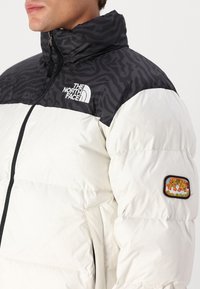 The North Face RETRO NUPTSE JACKET - Chaqueta de plumas - white dune/black