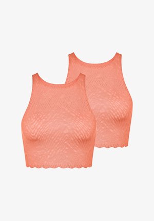 Twee cropped tops in koraalkleur, gemaakt van textuurstof met een golvende zoom en een ronde halslijn, ontworpen voor comfort en pasvorm.