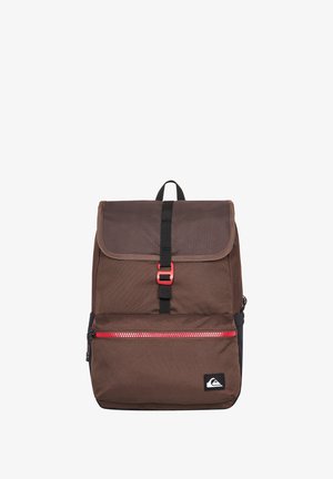 Brauner Stoff-Rucksack mit umklappbarem Deckel, rotem Reißverschluss, schwarzen Akzenten und einem Frontgurt-Schnallenverschluss. Verfügt über ein Logopatch in der unteren rechten Ecke.