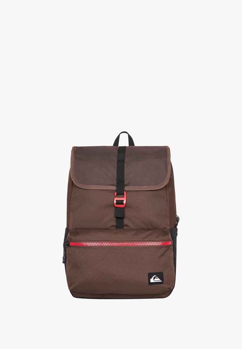 Bruin stoffen rugzak met een oprolbaar bovenstuk, rode ritssluiting, zwarte accenten en een voorste riemsluiting. Heeft een logopatch aan de onderzijde rechts.