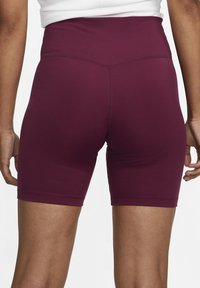 Bordeaux hoge taille shorts met een strakke, gladde textuur en een aansluitend ontwerp. Heeft een brede tailleband en is van gemiddelde bovenbeenlengte.