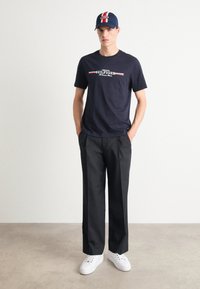 Tommy Hilfiger CHEST STRIPE TEE - T-shirt con stampa - desert sky