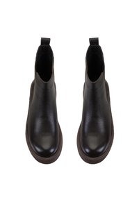 Zwarte leren enkellaarsjes met een gestructureerde afwerking, elastische zijkanten en bruine rubberen zolen. Voorzien van een lusje voor eenvoudig aan- en uittrekken.