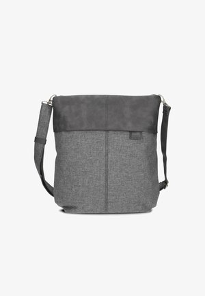 Sac bandoulière gris avec sangle réglable, corps en tissu et partie supérieure en simili cuir plus foncé avec couture visible et petite étiquette de marque.