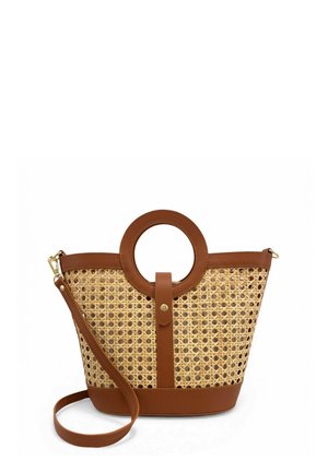 Sac à main tissé avec garniture en cuir marron, poignée circulaire, fermeture à pression et bandoulière amovible sur fond blanc.
