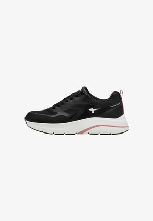 Zapatilla negra impermeable con parte superior texturizada, media suela blanca y un acento rosa a lo largo de la suela, con un diseño de cordones tradicional.