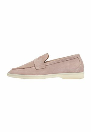 Helle rosa Wildlederslipper mit einer flachen beigen Sohle und einem einfachen Riemendetail oben, im Profil gezeigt.