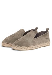 Szare zamszowe buty wsuwane z juty, z podeszwami espadrylowymi, z wykończeniem szwem oraz małym uchwytem przy pięcie ułatwiającym zakładanie.