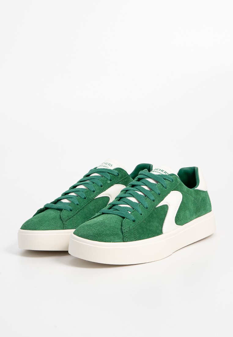 Groene nubuck sneakers met witte accenten, platte veters, ronde neus en een getextureerde oppervlakte. Lichtgewicht rubberen zool biedt demping.