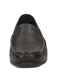 Schwarze gewebte Lederloafers mit abgerundeter Zehenpartie, glatten Kanten und einem strukturierten Oberflächendesign. Leichte Sohle für zusätzlichen Komfort.