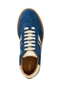 Niebieskie zamszowe sneakersy z białymi sznurówkami, beżowymi akcentami i gumową podeszwą. Posiadają zaokrąglony czubek oraz boczne paski w kontrastowych kolorach.