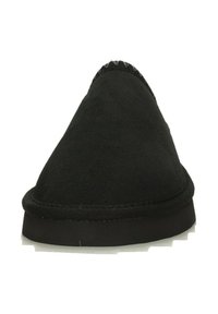 Zapato negro de tipo slip-on con parte superior de suave ante y punta redondeada. Suela de goma negra con un sutil detalle de costura a lo largo de los bordes.