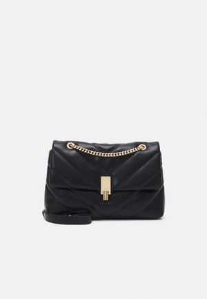 Svart quiltad läderhandväska med guldkedjestrap och framspänne. Har en strukturerad form och slät yta.