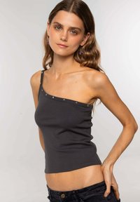 Grijze een-schoudertop van soepel materiaal, met een getailleerd ontwerp en decoratieve steraccenten langs de halslijn.