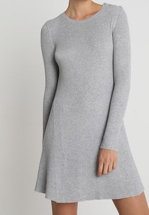 Abito lungo grigio a maniche lunghe con scollatura tonda, caratterizzato da un top aderente e una gonna svasata. Texture liscia con lunghezza fino a metà coscia.