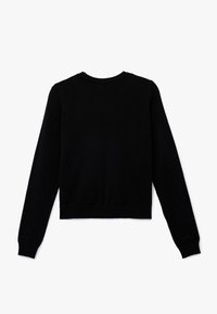 Czarny sweter z dzianiny z okrągłym dekoltem, długimi rękawami i prążkowanym wykończeniem. Gładka tekstura; brak widocznych wzorów lub ozdób.