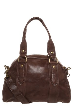 Ruskea nahkainen käsilaukku, jossa on kaksi yläkahvaa, säädettävä olkahihna, kullanväriset metalliosat ja vetoketjullinen pääosio.