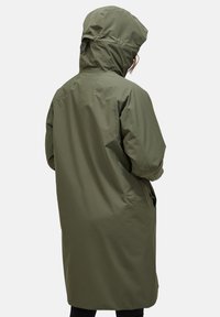 Olivgrüne, wasserfeste Jacke mit Kapuze, langen Ärmeln und lockerer Passform. Verfügt über Seitentaschen und eine glatte, strukturierte Oberfläche.