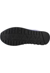 Semelle de chaussure en caoutchouc noir avec motif antidérapant texturé, comprenant des formes géométriques et des éléments surélevés pour l'adhérence et la durabilité.