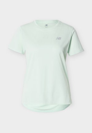 Gaiši zaļa īsroku New Balance T-krekls ar apaļu apkakli un smalku logotipu uz kreisā krūšu daļas, attēlots uz vienkārša balta fona.