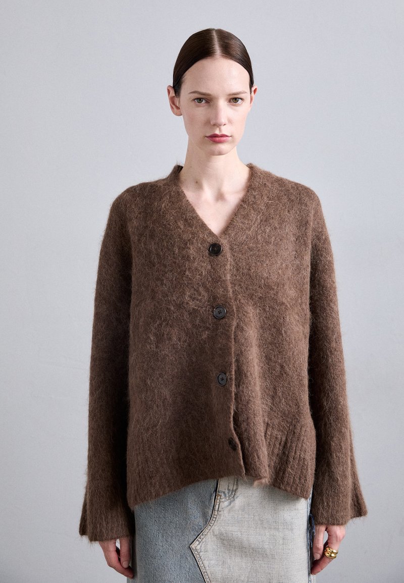 Holzweiler FLUFFY CARDIGAN - Cardigan - dark brown