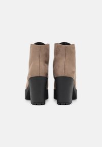 Even&Odd Wide Fit Botins de atacadores - taupe
