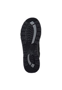 Suela de zapato de goma negra con un patrón de surcos profundo, con estrías y ranuras, y un acento plateado prominente a lo largo del costado.