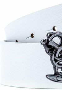 Ceinture en cuir blanc avec une finition texturée, dotée d'une boucle en métal en forme d'ancre détaillée et de clous assortis tout au long de la sangle.